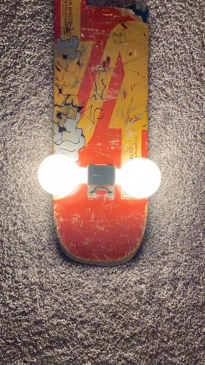 🛹Broken skateboard into a lamp