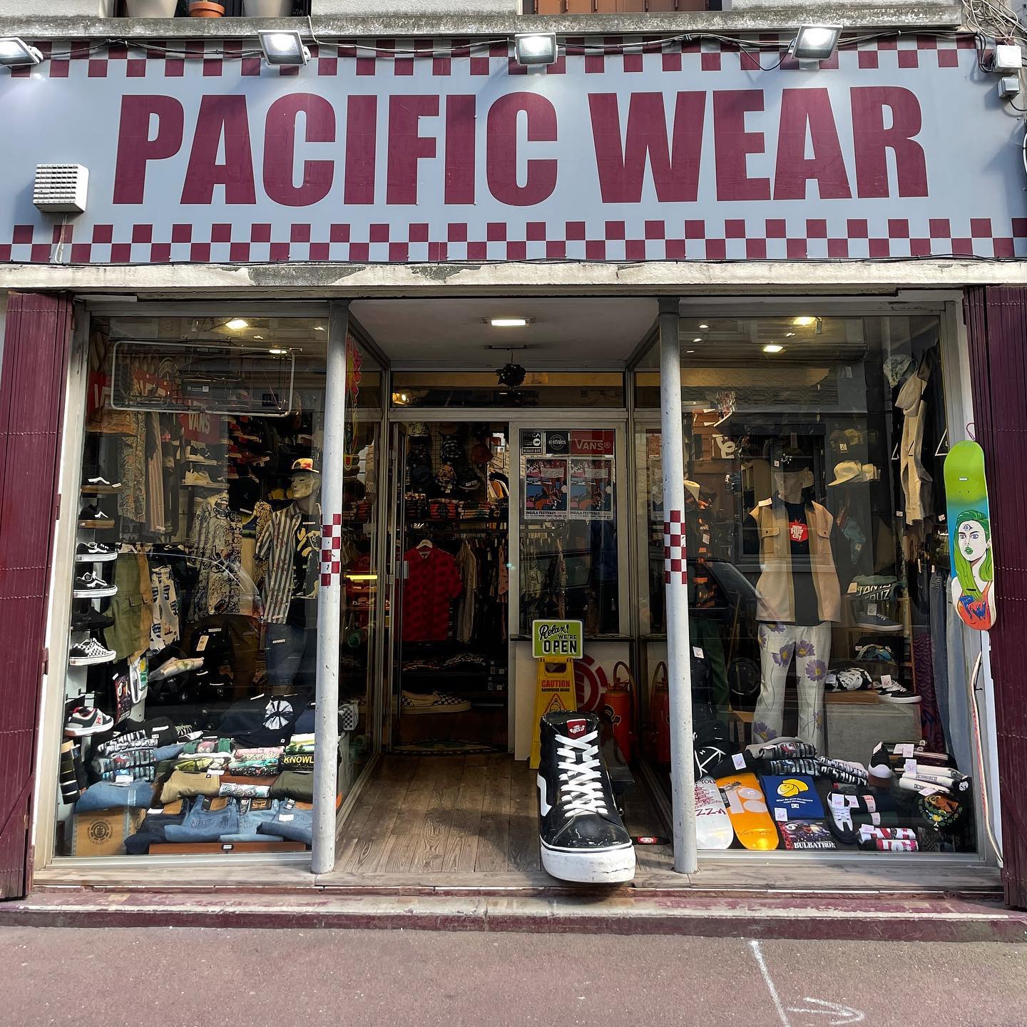 🛹💡Nouvelle décoration pour la cabine d’essayage de @pacificwear_le_shop !