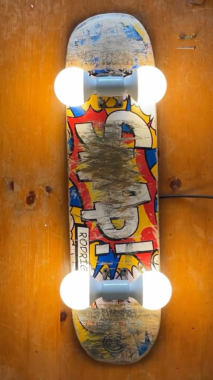 🛹 Got a skateboard you could never throw away? Convert it into a Lamp !